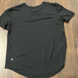 Black lululemon tee